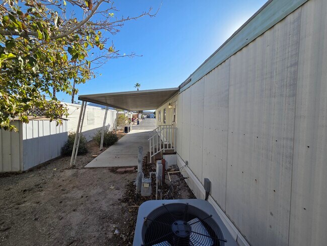 Building Photo - 3601 E Wyoming Ave