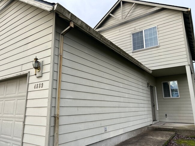 Building Photo - Three Bedroom Duplex