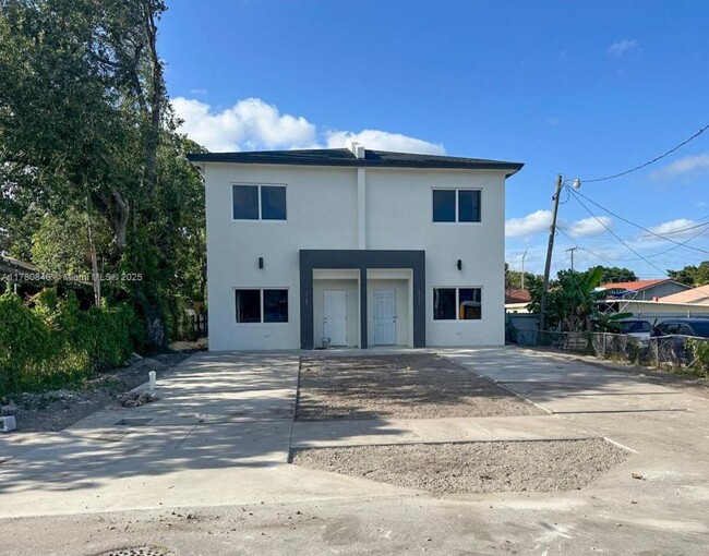 Building Photo - 4 bedroom in Miami FL 33142
