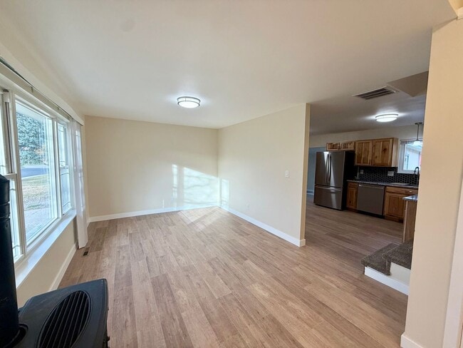 Building Photo - Great 3 bedroom 2 bath Home with Attached ...