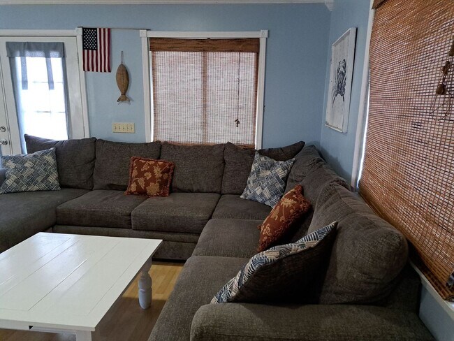 Building Photo - 6912 Beach Dr