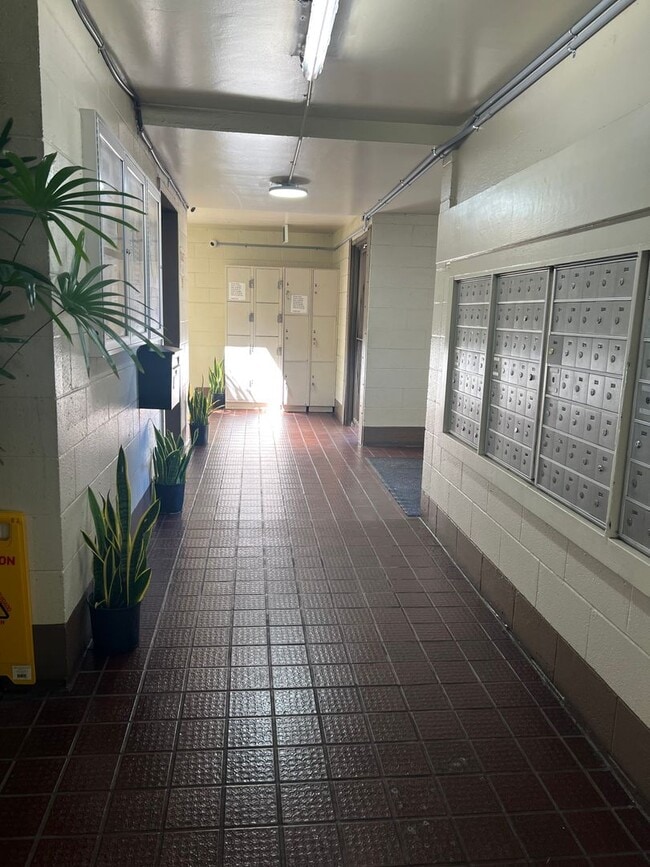 Building Photo - Charming 1/1/1 Ground Floor Unit with Lanai & Yard