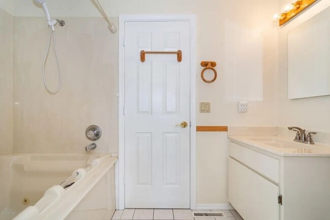 Building Photo - 4 bedroom 3 bath 2 car garage- Large Townhome In *Timber Ridge Subdivision*