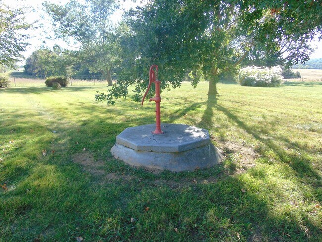 Building Photo - Fayette Family Farm House!