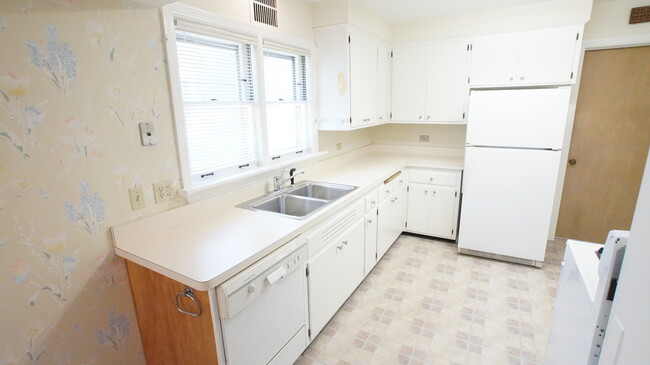 Building Photo - 1229 Middlebury Ln