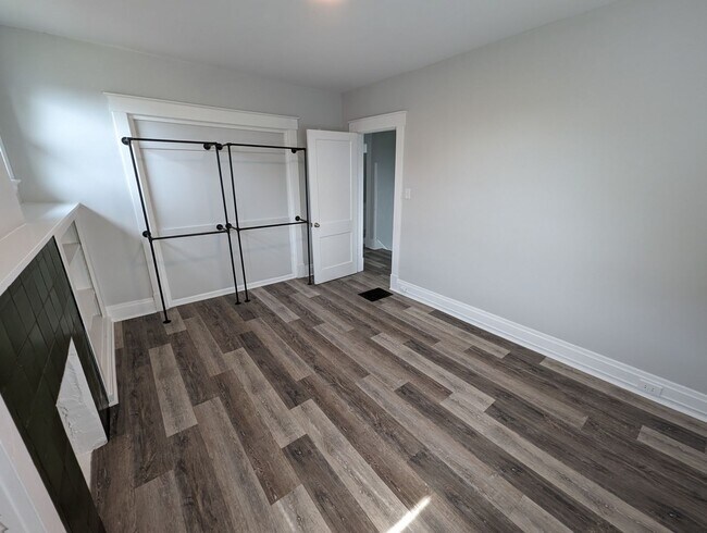 Building Photo - Beautiful Housing Convenient to Xavier Campus with Bonus Room