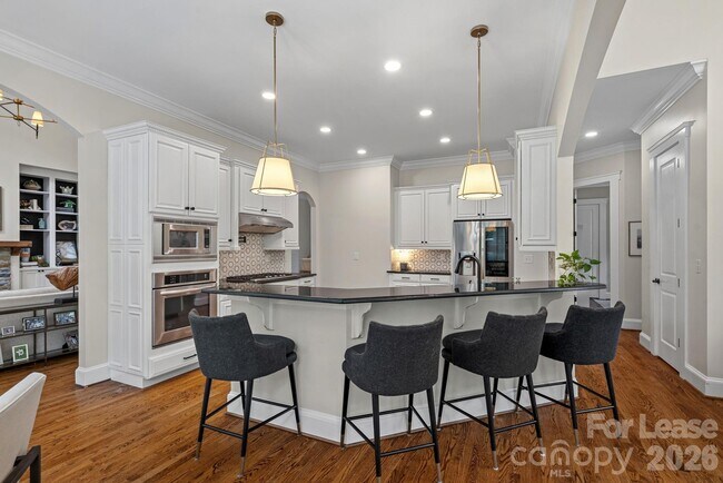 Building Photo - 3813 Lakeside Dr