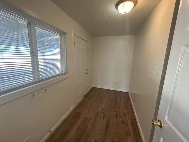 Building Photo - 2 Bedroom Home for Rent in Redding CA | Yard, Fireplace, Pet Friendly