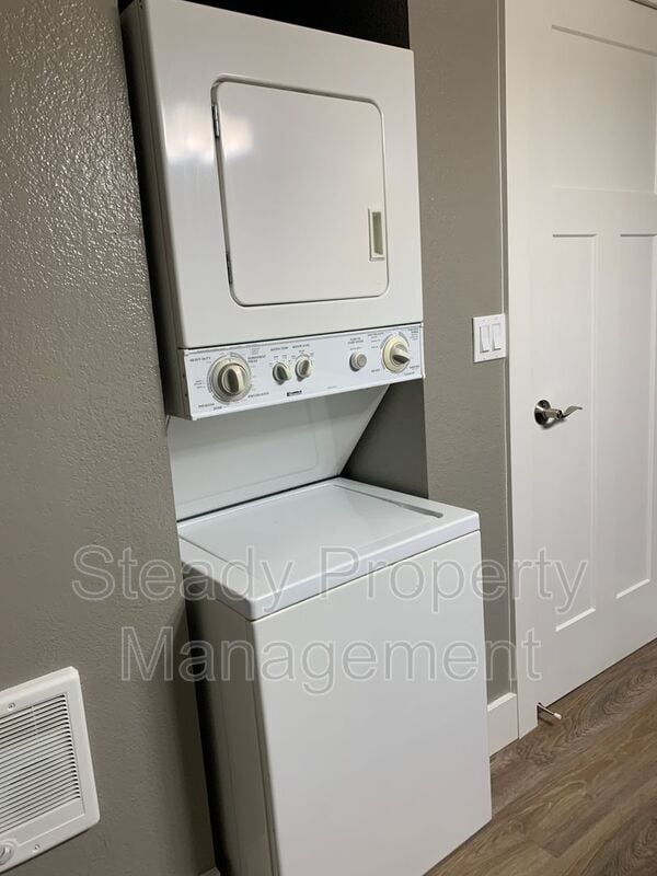 Building Photo - 1822 S 95th St