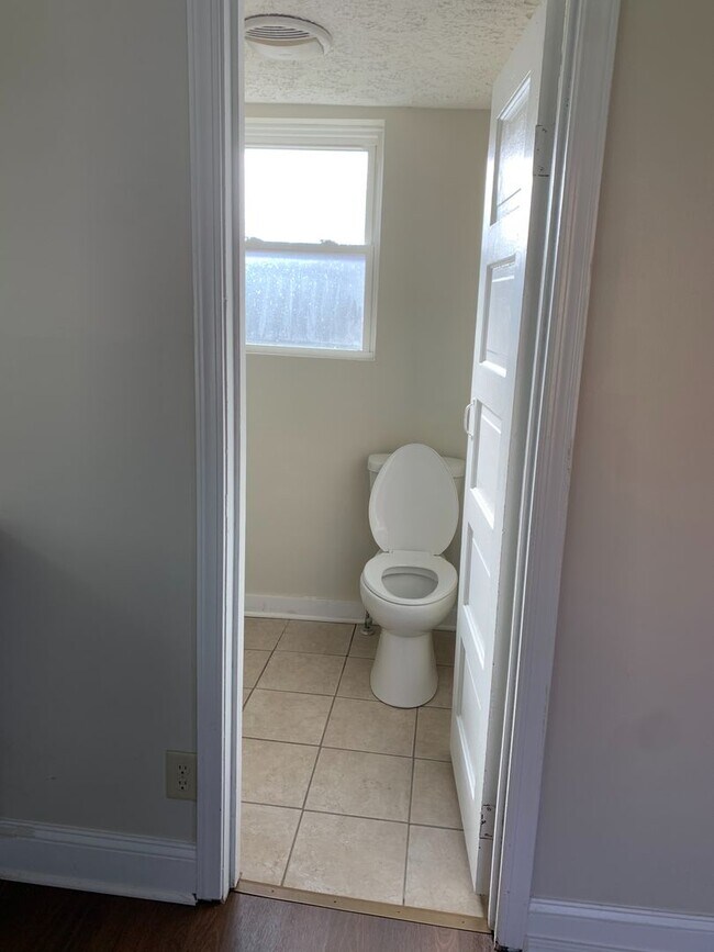 Building Photo - ONE BED APT, available August 2026! Located just south of downtown!