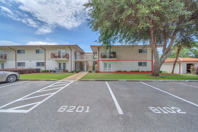 Building Photo - 2100 W Beach Dr