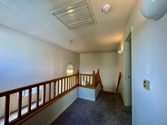 Building Photo - Available October 10th is this open layout 5 bedroom home in Green Mountain!