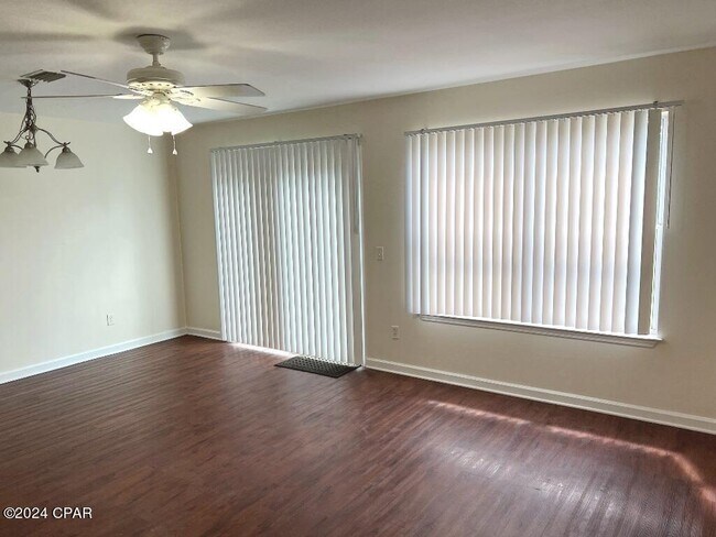 Building Photo - 1553 Mulberry Ave