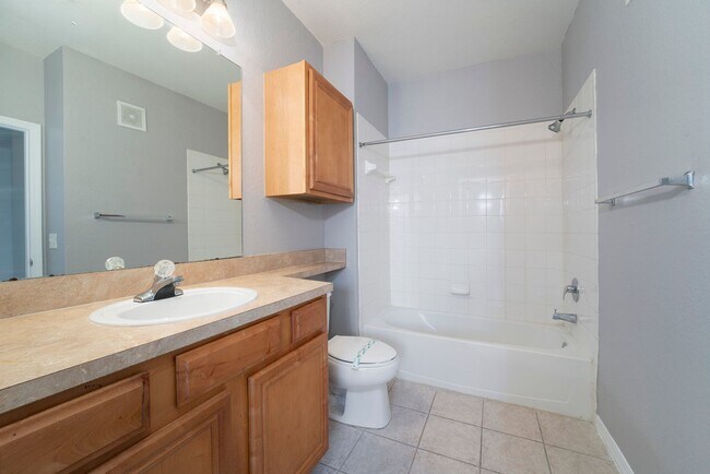 Building Photo - Nice 3/2.5 Townhouse with 2-Car Garage in ...