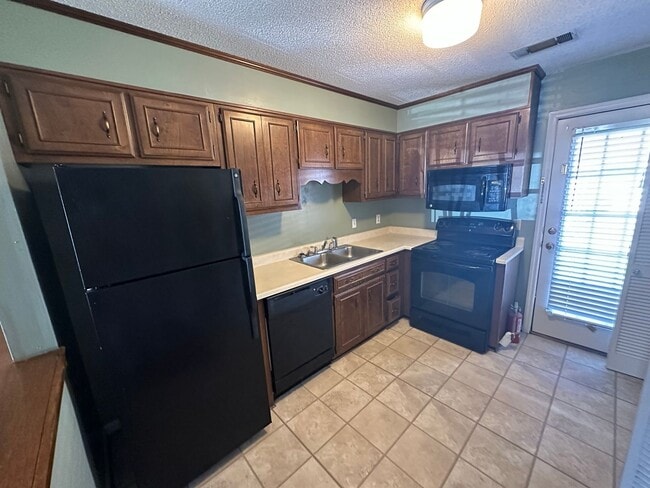 Building Photo - 140 Lanier Dr