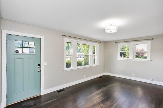 Building Photo - 2129 Crystal Dr