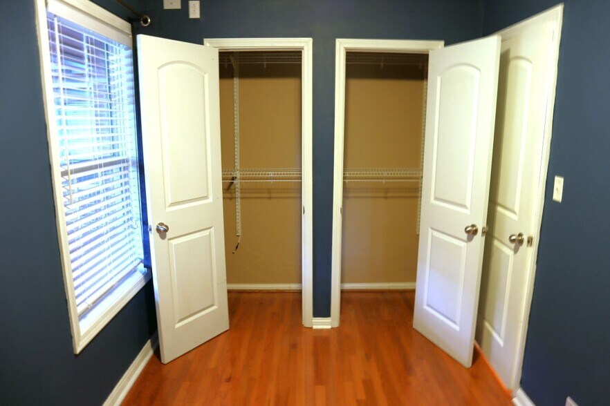 Building Photo - 3900 Bronson Ln