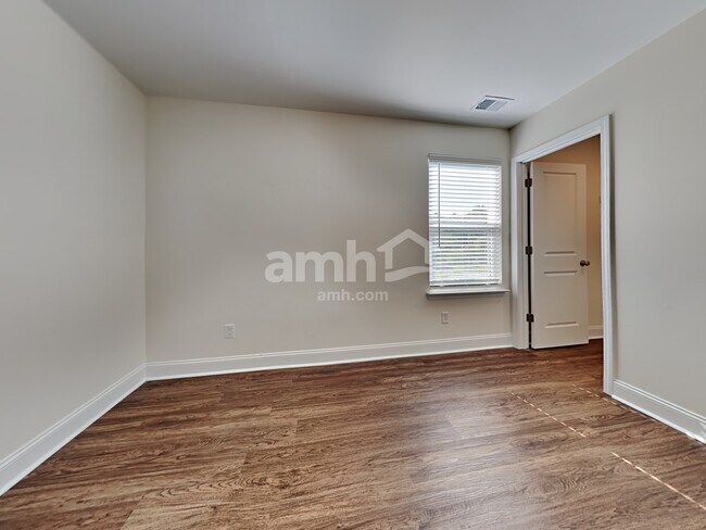 Building Photo - 984 Theodore Rd