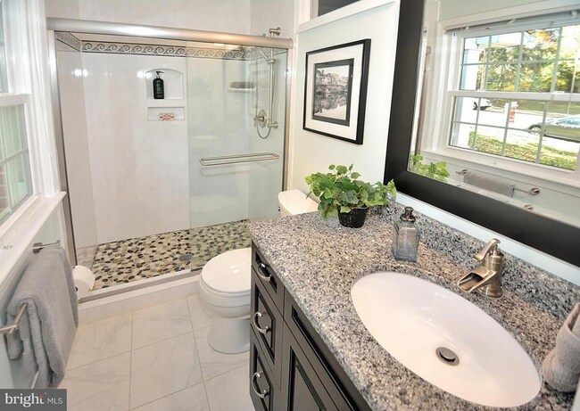 Building Photo - 610 John Marshall Dr NE