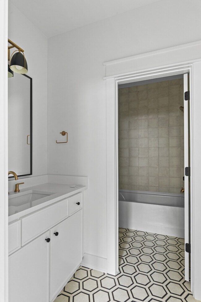 Building Photo - 1714 Carvell Ave