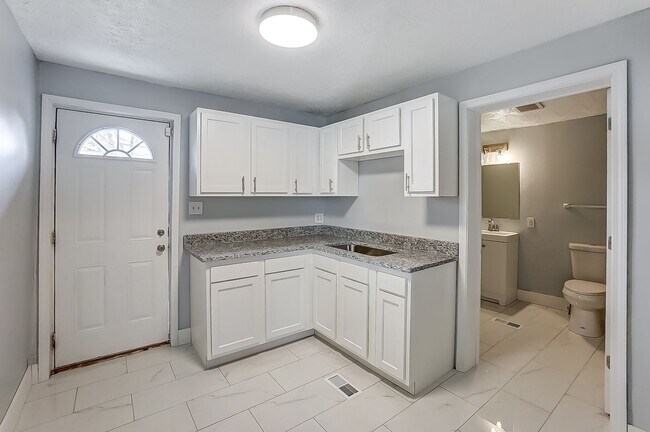 Building Photo - Four Bedroom Available in Dayton!