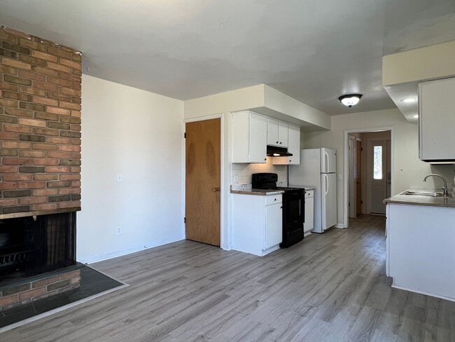 Building Photo - Spacious 2-BDR 2-BTH Duplex w/ Basement, G...