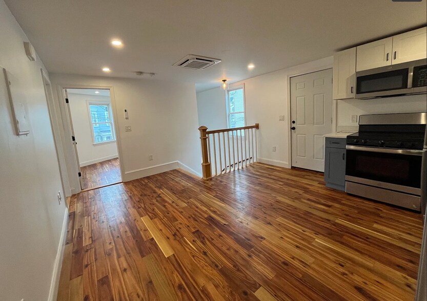 Building Photo - 305 Carter St