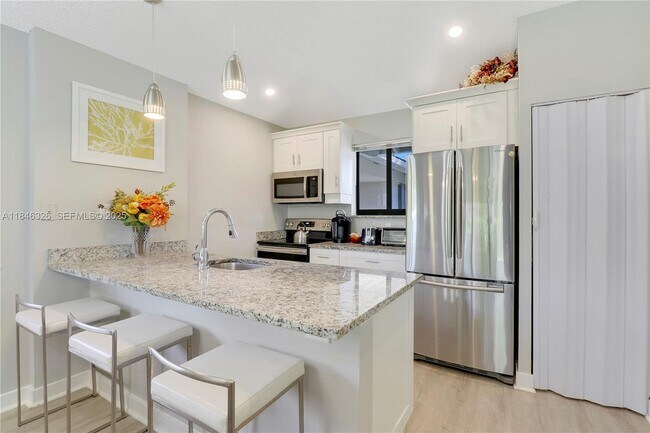 Building Photo - 105 Club Dr