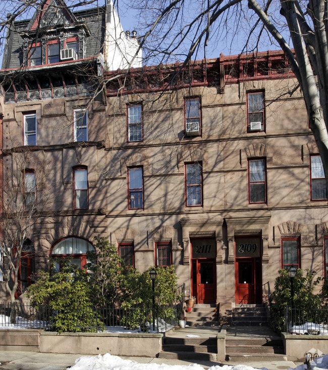 Primary Photo - 2111 Green St
