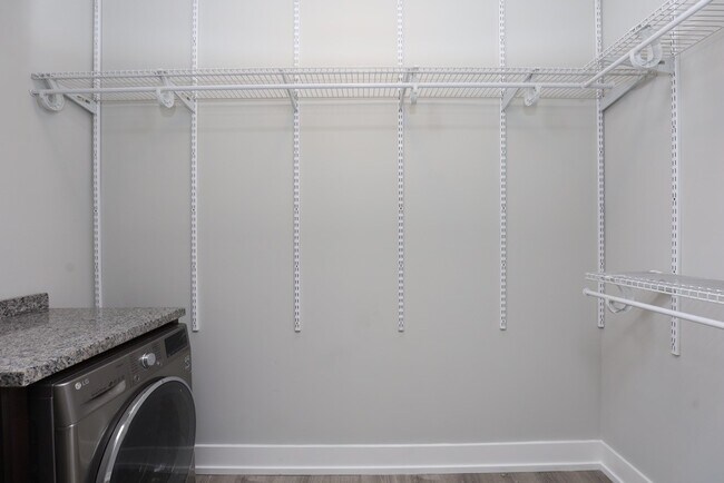 Building Photo - 716 W Brompton Ave