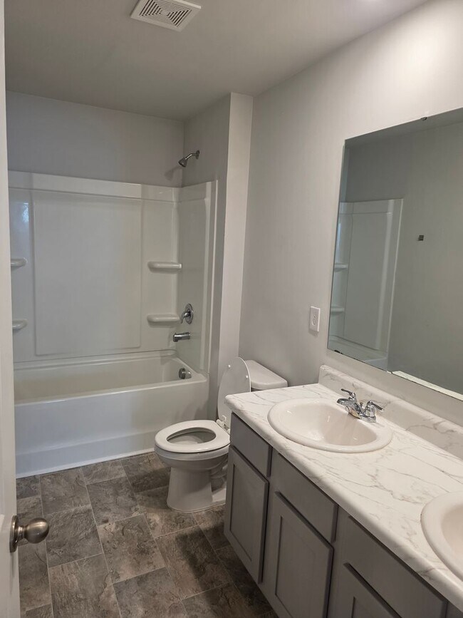 Building Photo - 5 BEDROOMS
