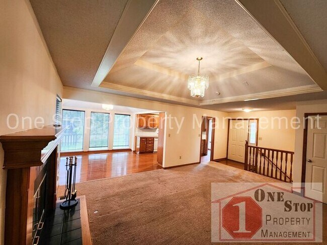 Building Photo - 3 Bedroom, 2 Full Bathrooms and oversized ...