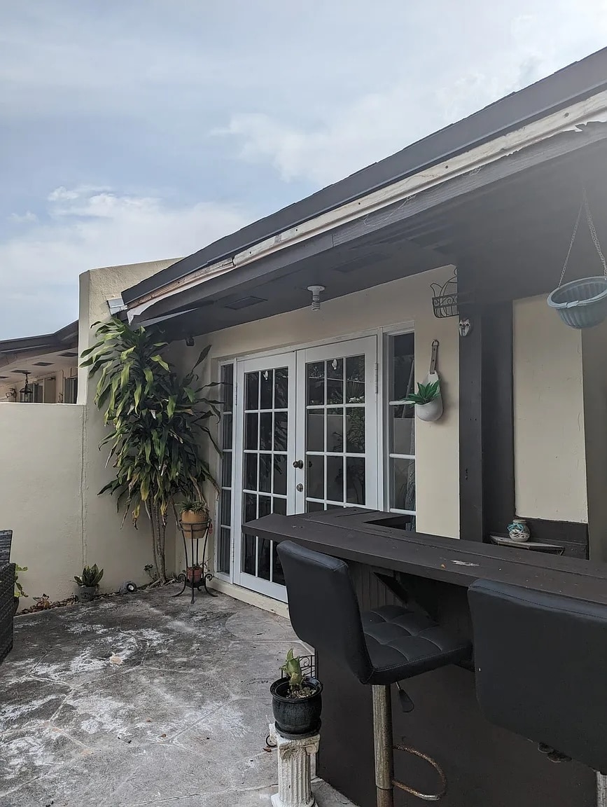 Patio includes built in bar - 13928 SW 52nd Ln
