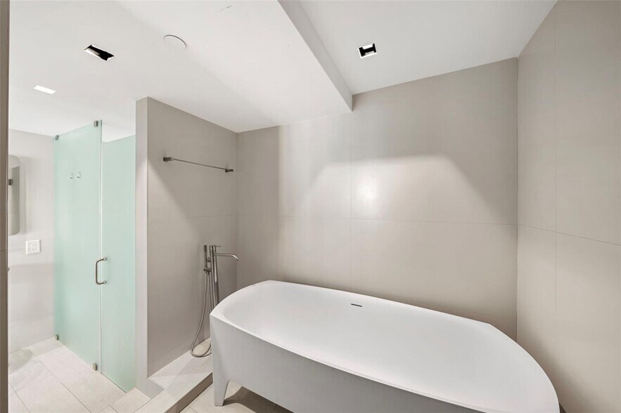 Building Photo - 1331 Brickell Bay Dr