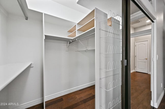 Building Photo - 6520 W Robin Ln