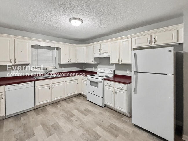 Building Photo - 3 Bed, 2 Bath Home with Garage / Pet-Friendly / Vouchers Accepted / Available Now!