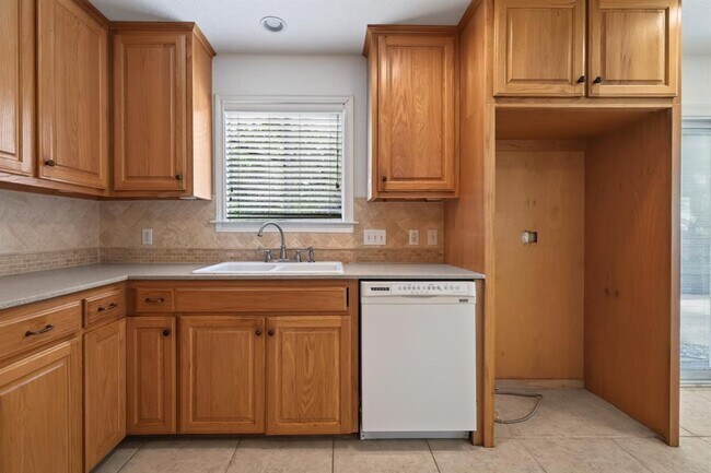 Building Photo - 1202 Knollpark Cir