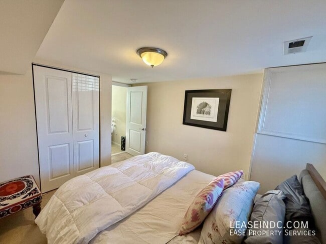 Building Photo - 159 V St NE