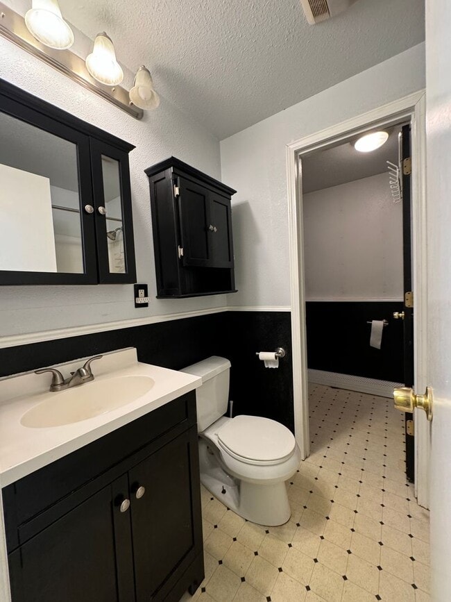 Building Photo - 3 Bedroom 1 -1/2 Bath Lower Apartment with a Shared Garage