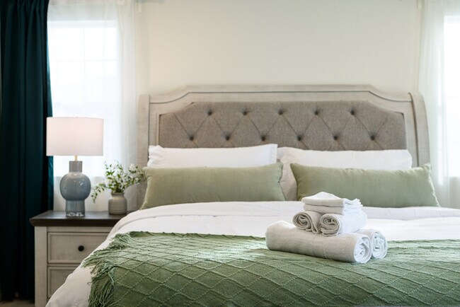 Building Photo - Fully Furnished with appliances Ontario Townhouse