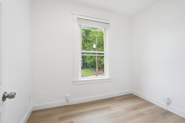 Building Photo - 568 Hale Ave