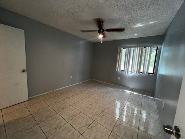 Building Photo - MOVE IN NOW!! 2ND FLOOR CORNER 2x2 UNIT WITH SCREENED IN PORCH!