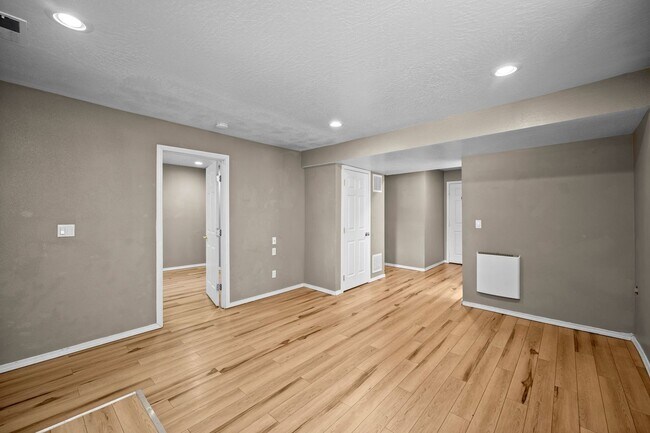 Building Photo - 1022 E 12th Ave