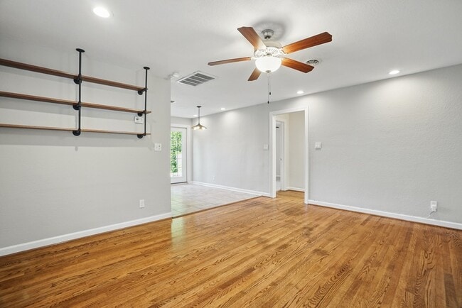 Building Photo - 144 W Randall Ave