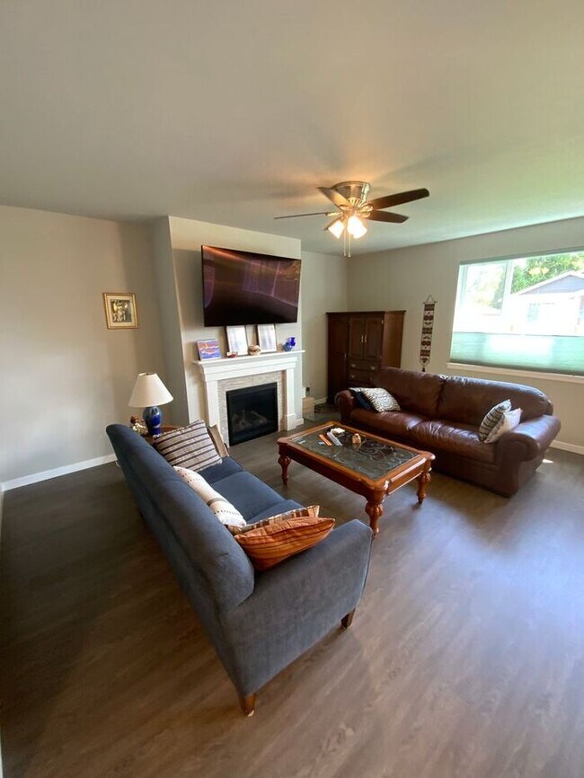 Building Photo - Centralia 4bdr brand new home 2 garage & s...
