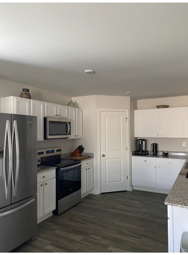 Building Photo - 300 Laurel Springs Dr