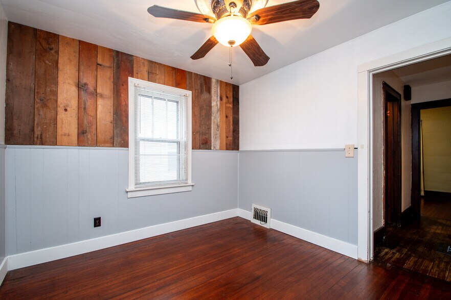 Building Photo - 1127 E Corrington Ave