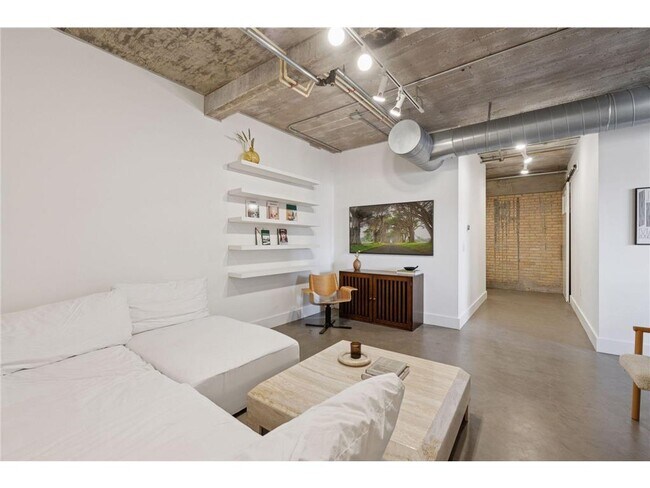 Building Photo - 525 N 3rd St