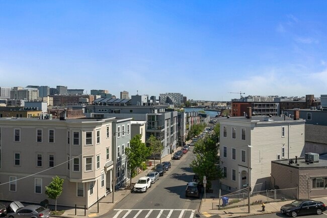 Building Photo - 402 E 3rd St