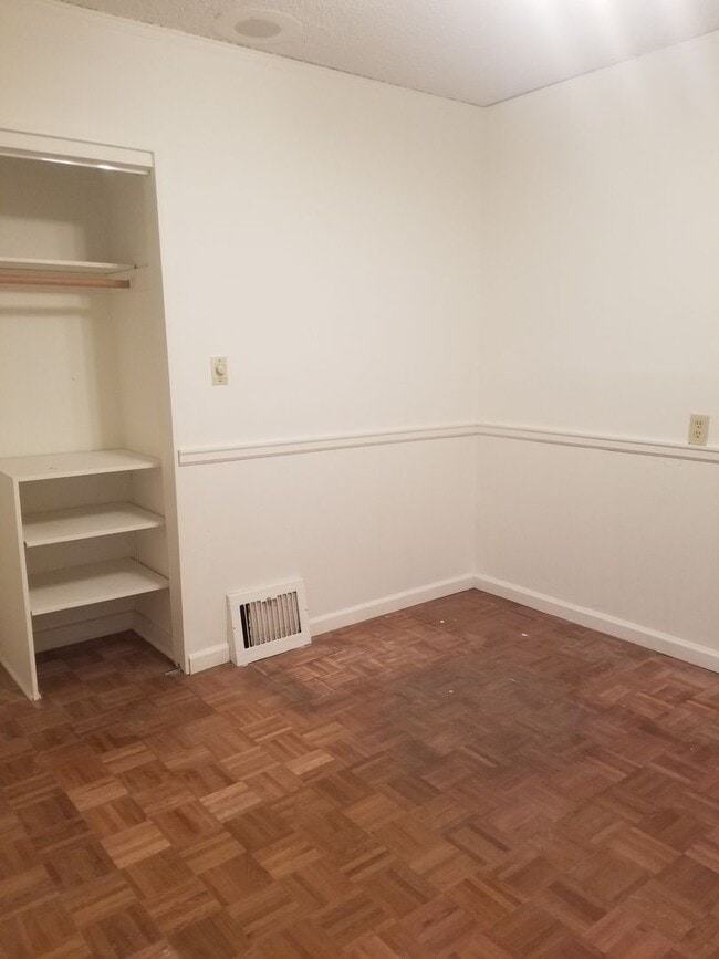Building Photo - Charming 3 bedroom, 1.5 bathroom 1,448 sq....